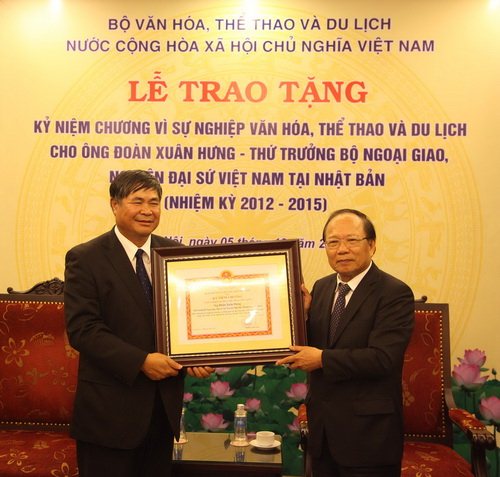 Bộ trưởng Bộ VHTTDL Hoàng Tuấn Anh trao tặng Kỷ niệm chương Vì sự nghiệp VHTTDL cho Thứ trưởng Bộ Ngoại giao Đoàn Xuân Hưng
